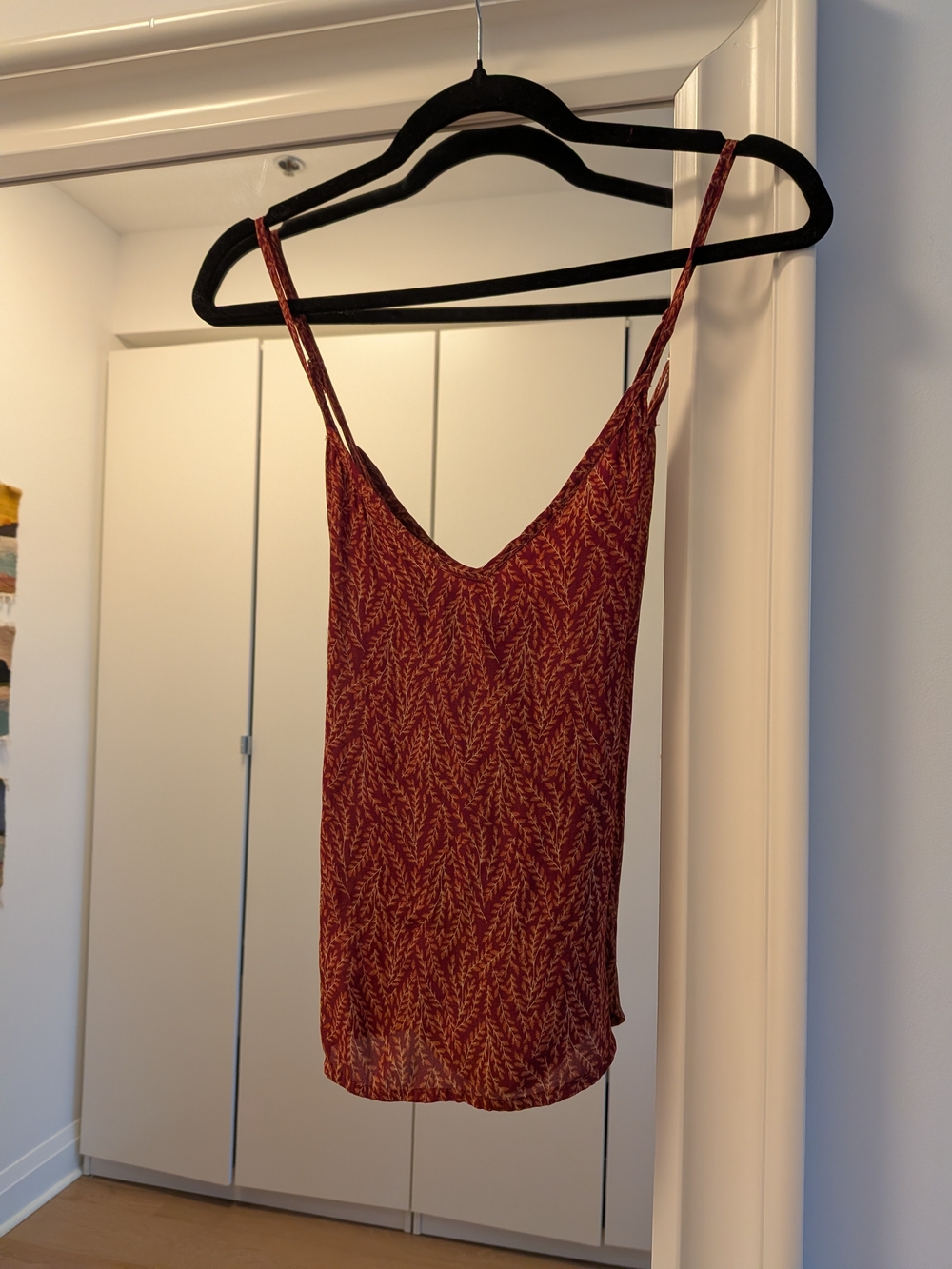 Aritzia Talula Spaghetti Strap V-Neck Cami in Rust Leaf Print XS